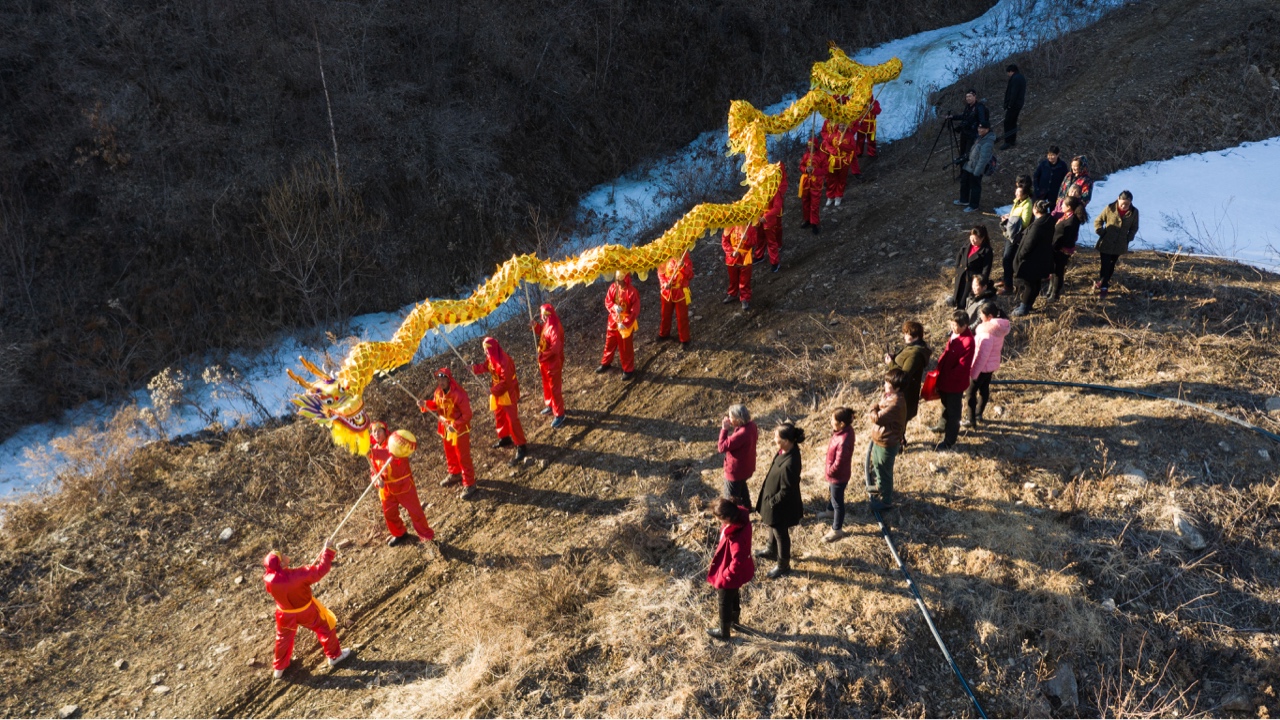 金色的长龙在山林中成为了一条华丽的分割线,也为这个冰天雪地增添了